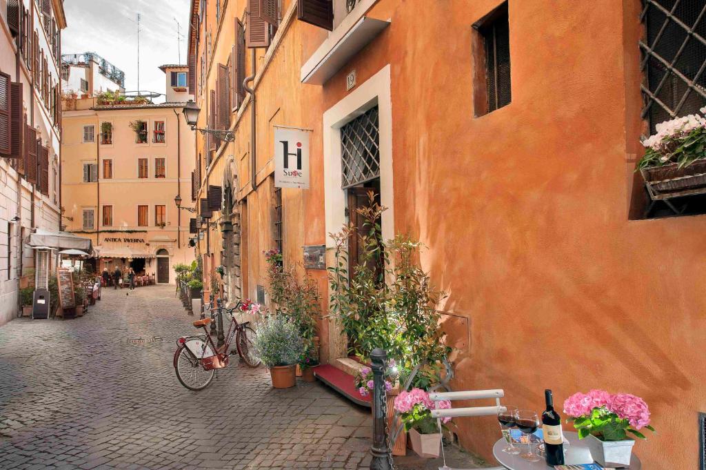 un callejón con plantas al lado de un edificio en HiSuiteROME en Roma