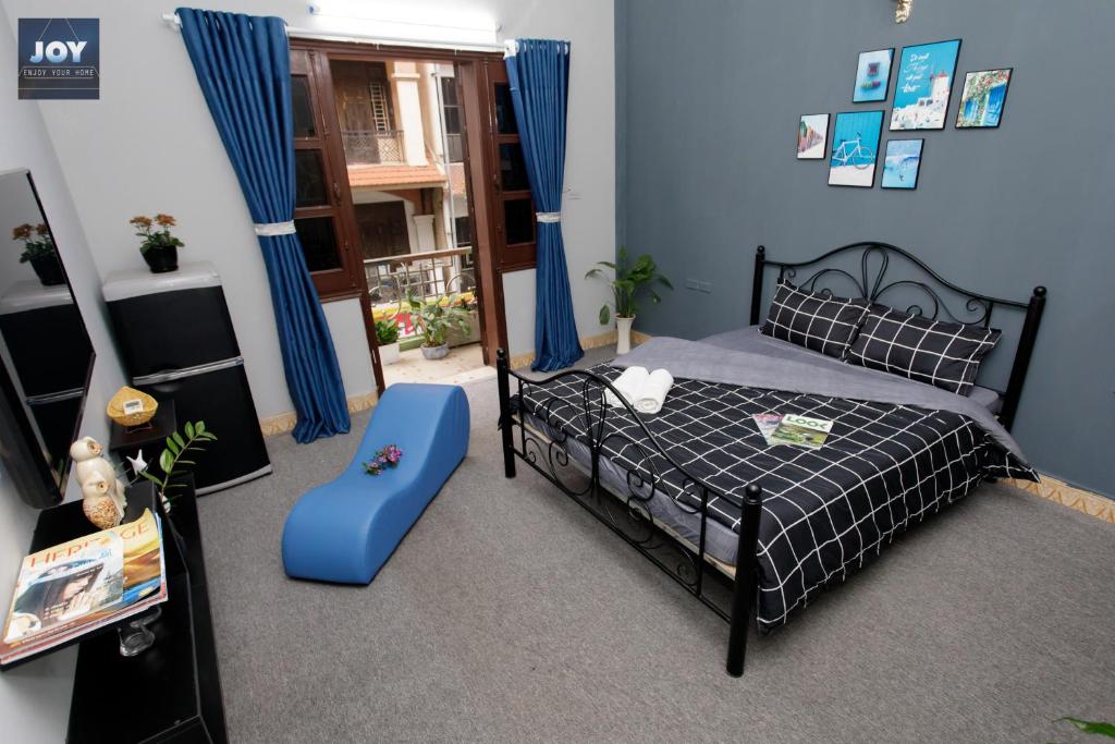 Netflix TV studio near Thu Le lake in Ba Dinh