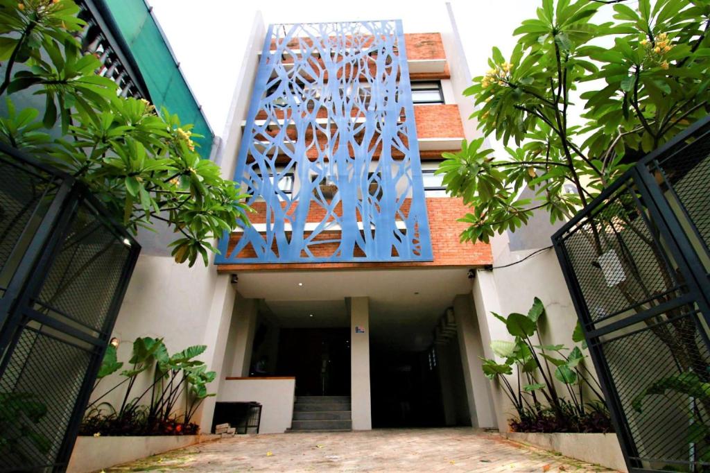 ein Gebäude mit einer blauen Tür und einem Balkon in der Unterkunft Bale Resident in Jakarta