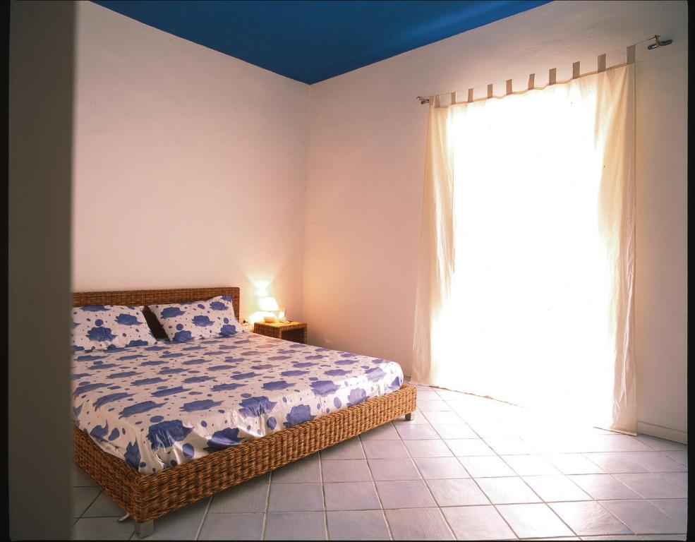 リーパリにあるMorfeo33のベッドルーム1室(ベッド1台、大きな窓付)