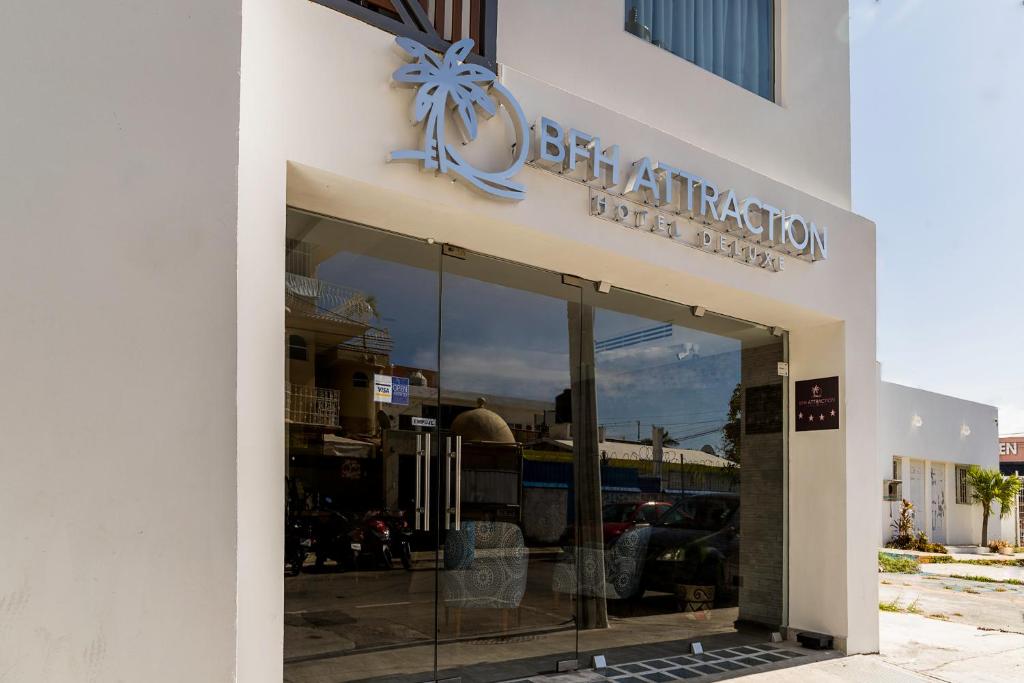 Attraction Hotel Deluxe في بلايا ديل كارمن: واجهة متجر مع لافتة للوكالة