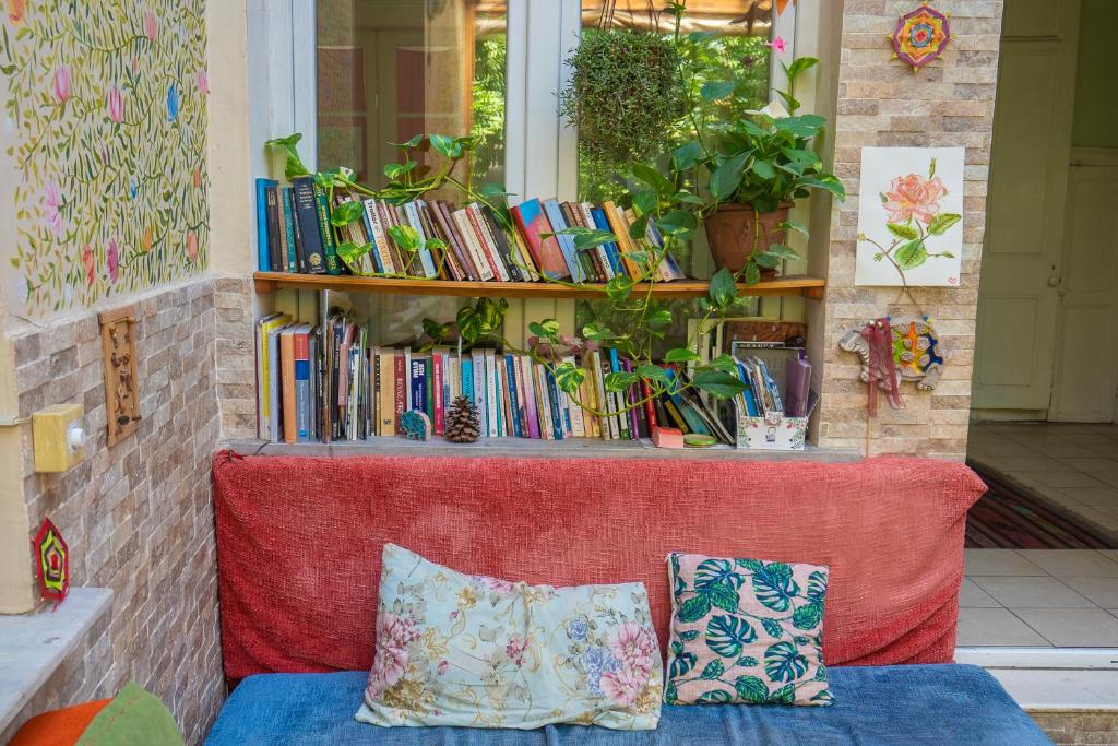 Posezení v ubytování Lotus Garden Hostel Izmir