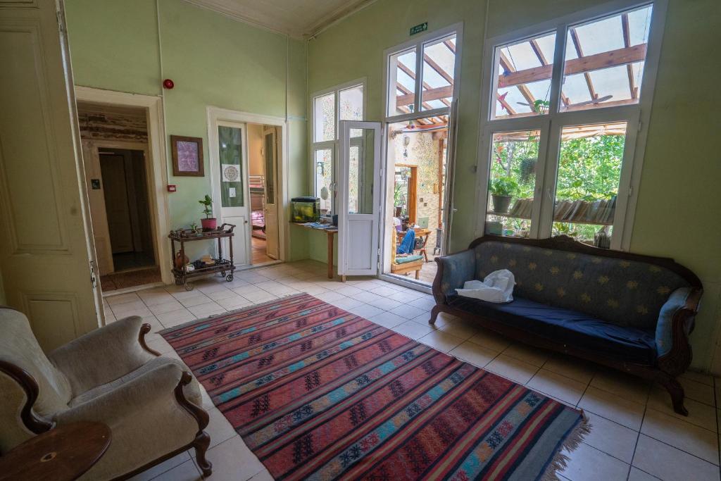 Posezení v ubytování Lotus Garden Hostel Izmir