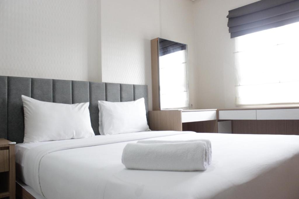 Katil atau katil-katil dalam bilik di Deluxe & Cozy 3BR at Gateway Pasteur Apartment By Travelio