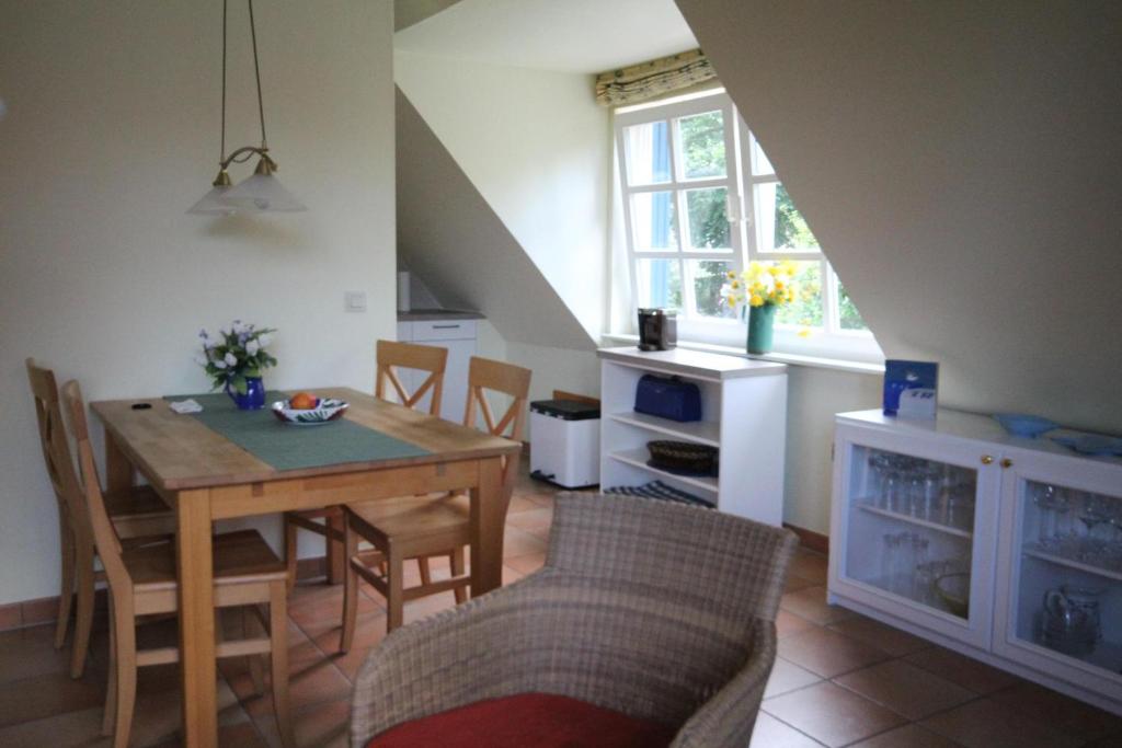 eine Küche und ein Esszimmer mit einem Tisch und Stühlen in der Unterkunft Ferienwohnung Brise in Wyk auf Föhr