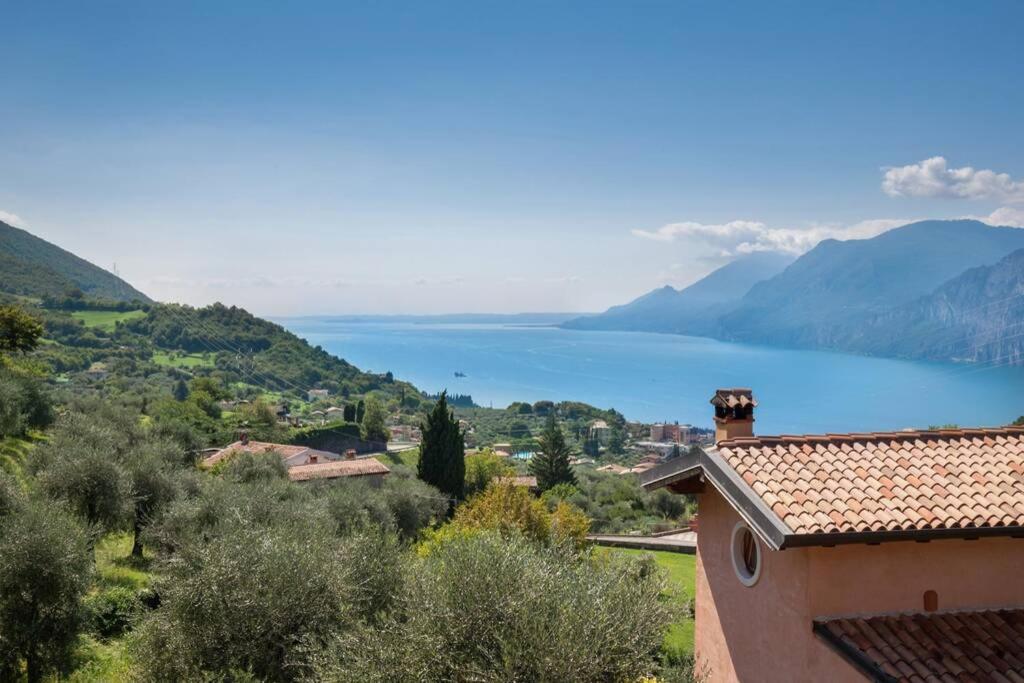 uma vista para o lago a partir de uma casa em Casale San Michele em Malcesine