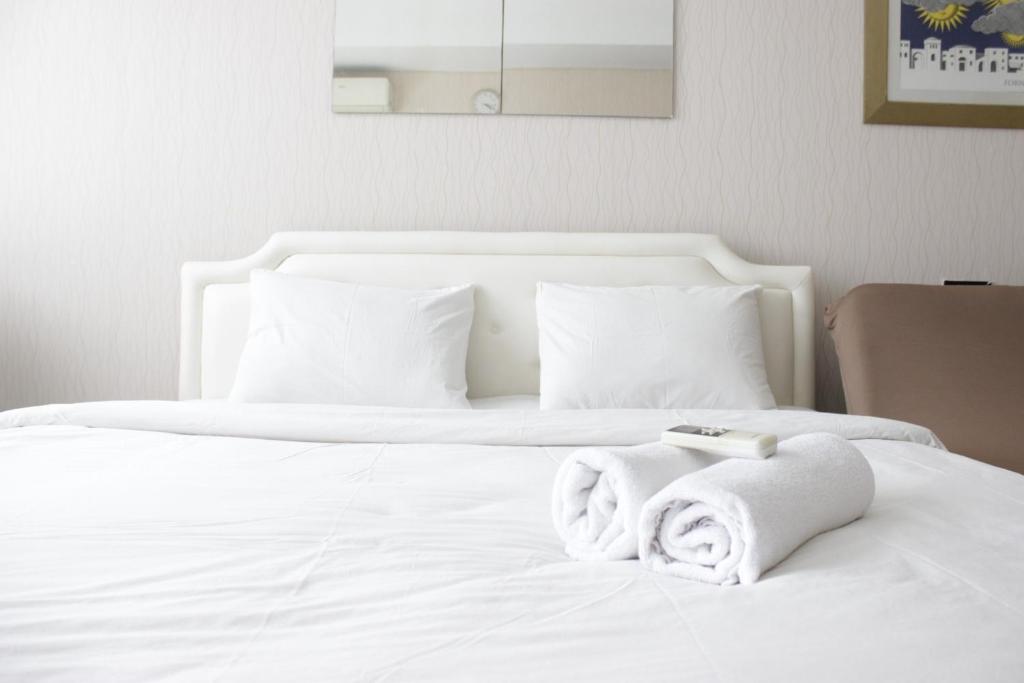 Bright Studio Room at Dago Suites Apartment near ITB By Travelio - Studio Apartment