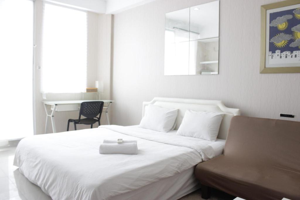 Bright Studio Room at Dago Suites Apartment near ITB By Travelio