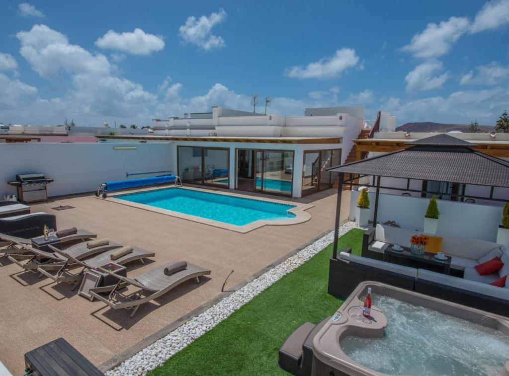 Villa con piscina climatizada y jacuzzi, Playa Blanca ...