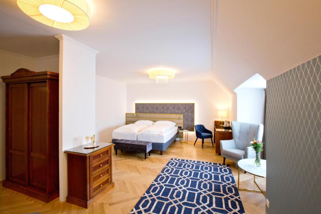 
a bedroom with a bed and a dresser at Hotel Secession an der Oper in Vienna
