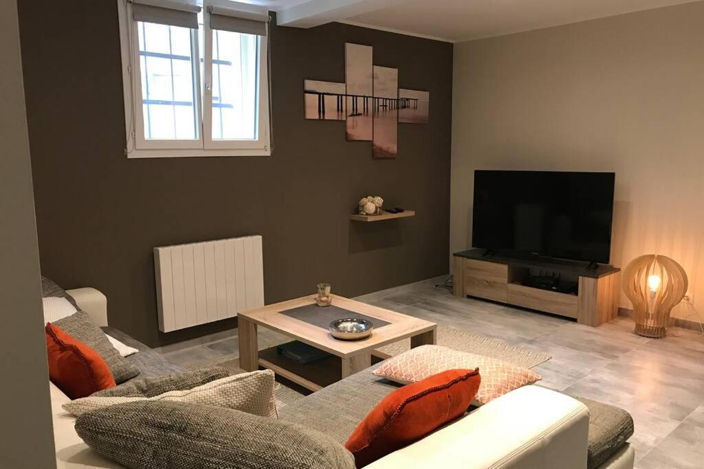 ein Wohnzimmer mit einem Sofa und einem TV in der Unterkunft apartment (80m2) 3 bedrooms (up to 8 pers) town centre Menton in Menton