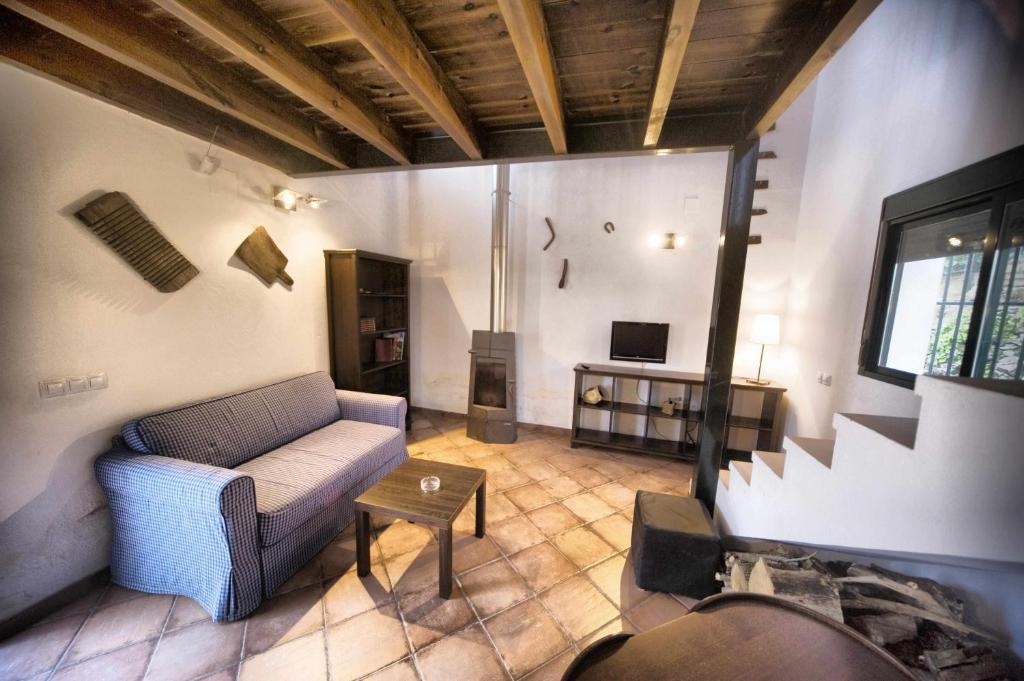 una sala de estar con un sofá y una mesa en La Mina Rural Casas con encanto, en La Isabel