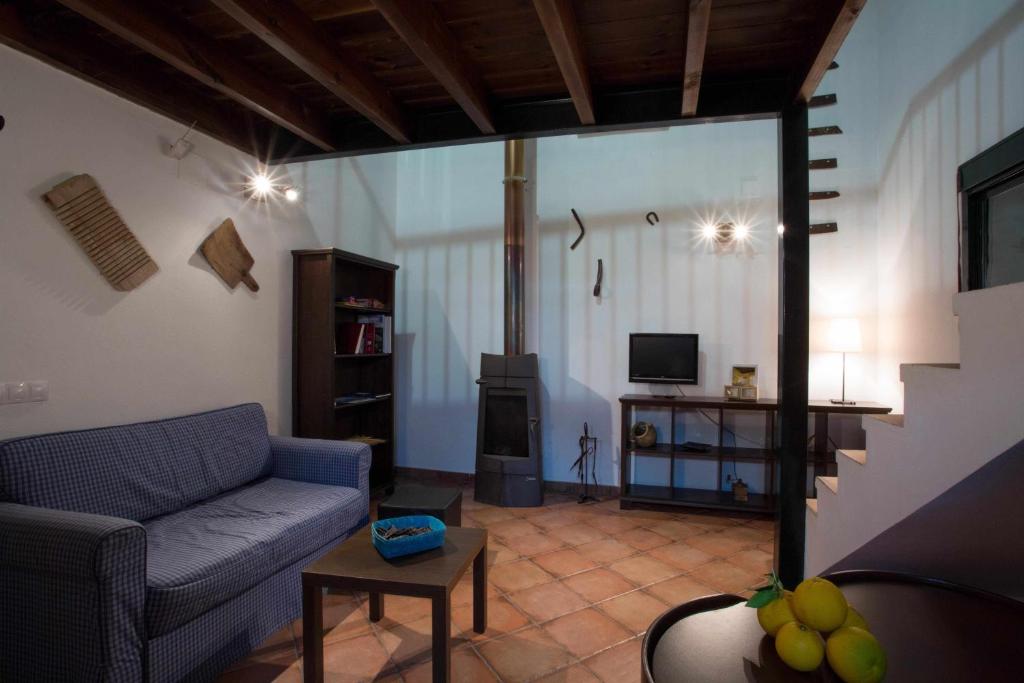 Una televisión o centro de entretenimiento en La Mina Rural Casas con encanto