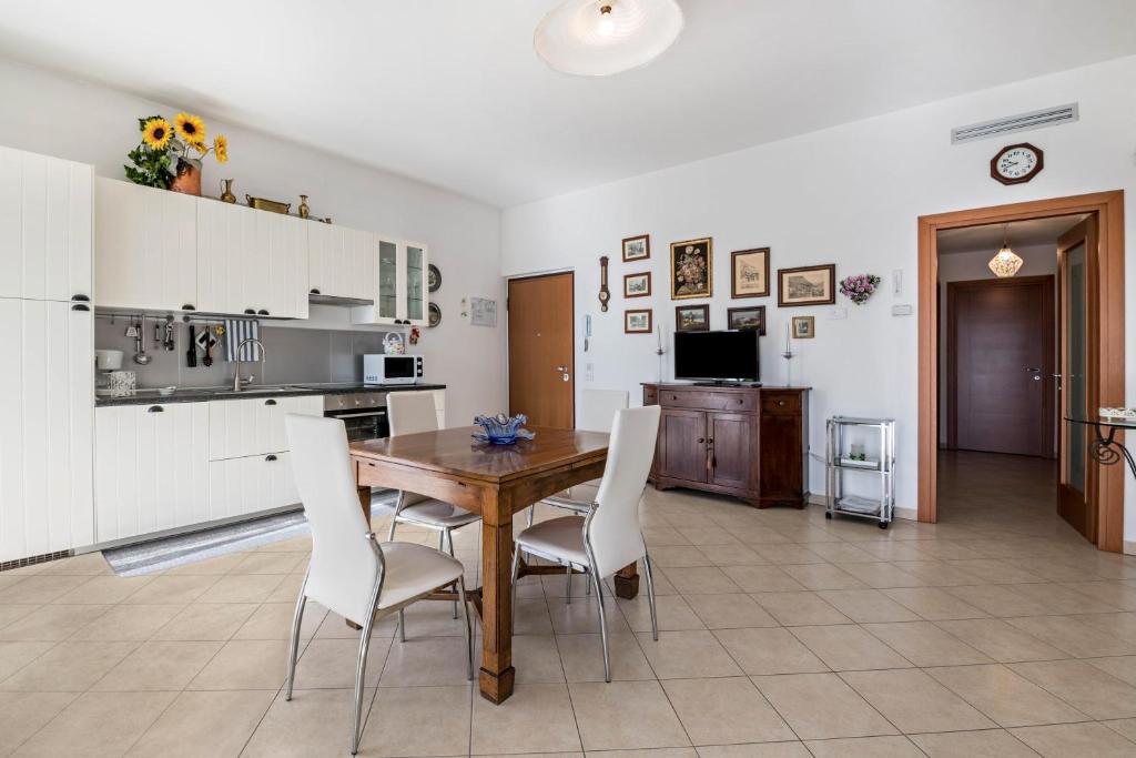Kuchyňa alebo kuchynka v ubytovaní Apartment Loretta in Villa Fiore