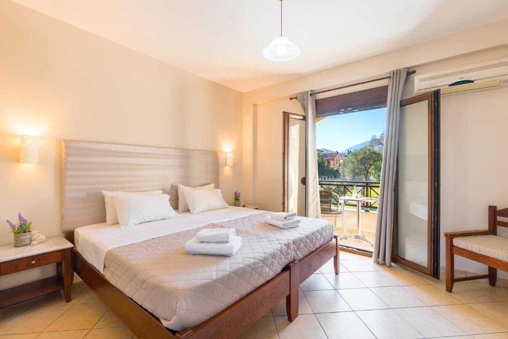 Postel nebo postele na pokoji v ubytování Lemon Tree Corfu Apartments by Konnect