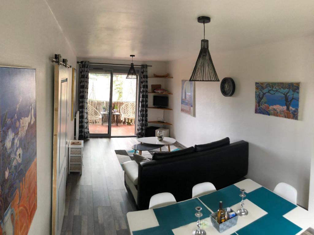 a living room with a couch and a table at Appartement à 300m du centre et des plages in Collioure
