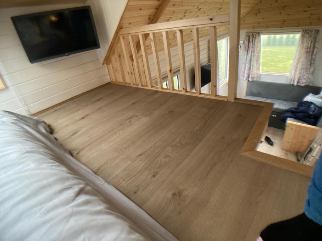 Televiisor ja/või meelelahutuskeskus majutusasutuses The Cedar Tiny House