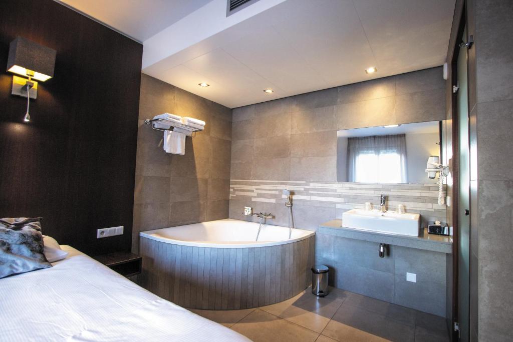 Golden Tulip West Ende - 1 Bedroom Apartment - 1 King Bed 2 Single Beds
