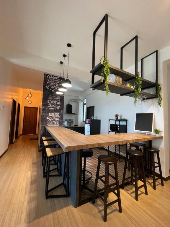 Η κουζίνα ή μικρή κουζίνα στο Sky Cafe Penthouse Suite by myProStay