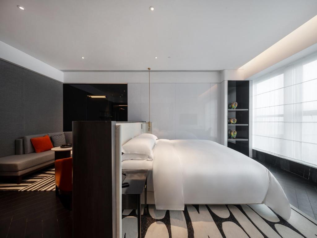 The Langbo Chengdu, in The Unbound Collection by Hyatt - Deluxe King Room - Acceso Al Club