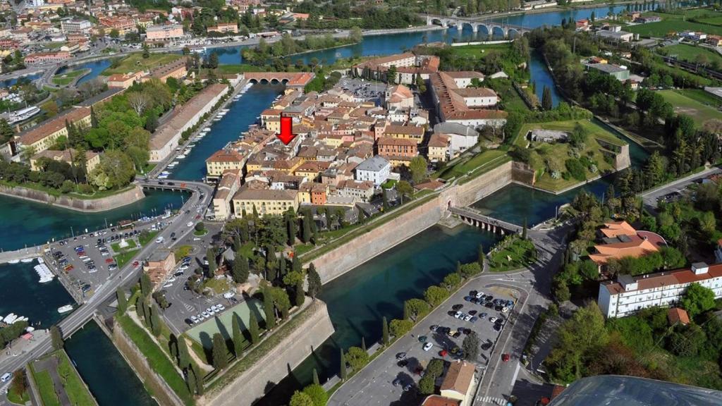 Výhled na řeku, která protéká v blízkosti hotelu