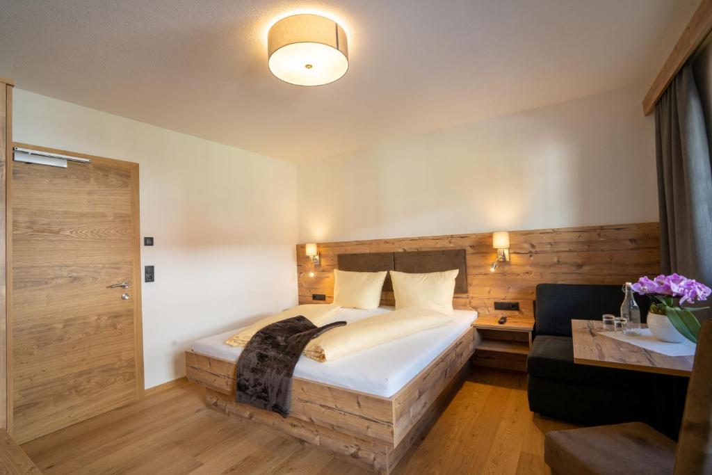A bed or beds in a room at Hotel Bergmahd