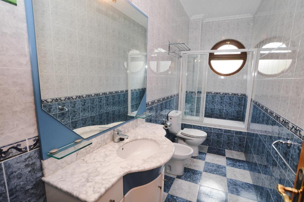 A bathroom at Apartamentos Pineda