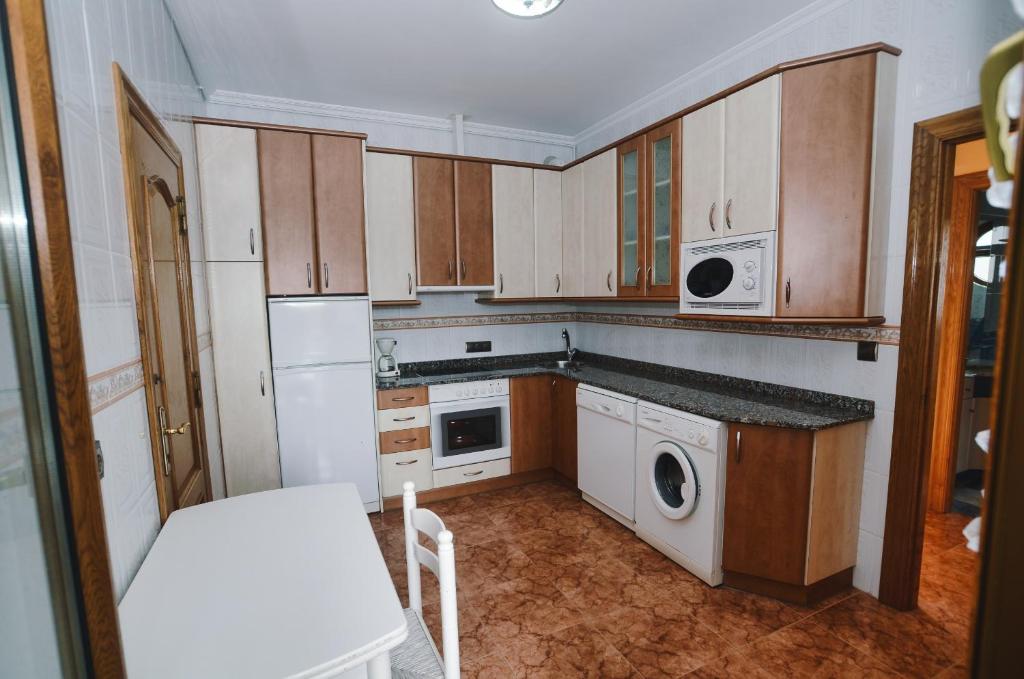 A kitchen or kitchenette at Apartamentos Pineda