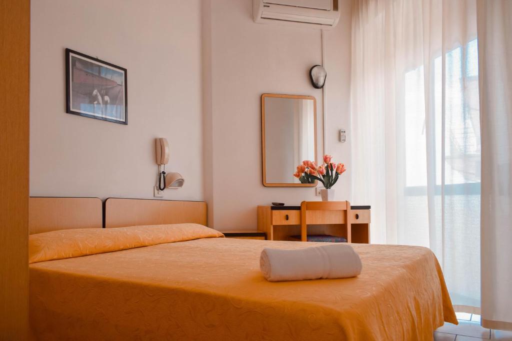 A bed or beds in a room at Hotel Admiral