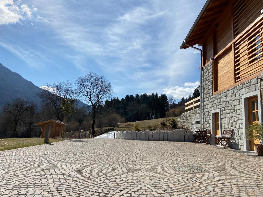 Vista generica sulle montagne o vista sulle montagne dall'interno del bed & breakfast