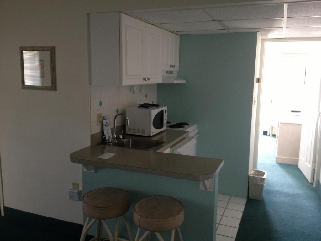 Biscayne Suitesにあるキッチンまたは簡易キッチン