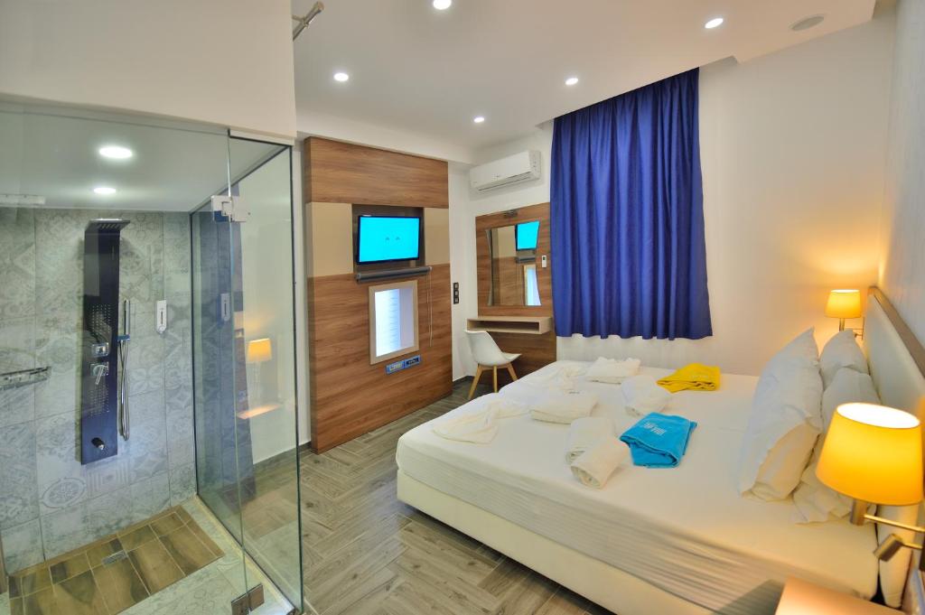 Schlafzimmer mit einem Bett und einer Glasdusche in der Unterkunft Villa Zafyra in Kissamos