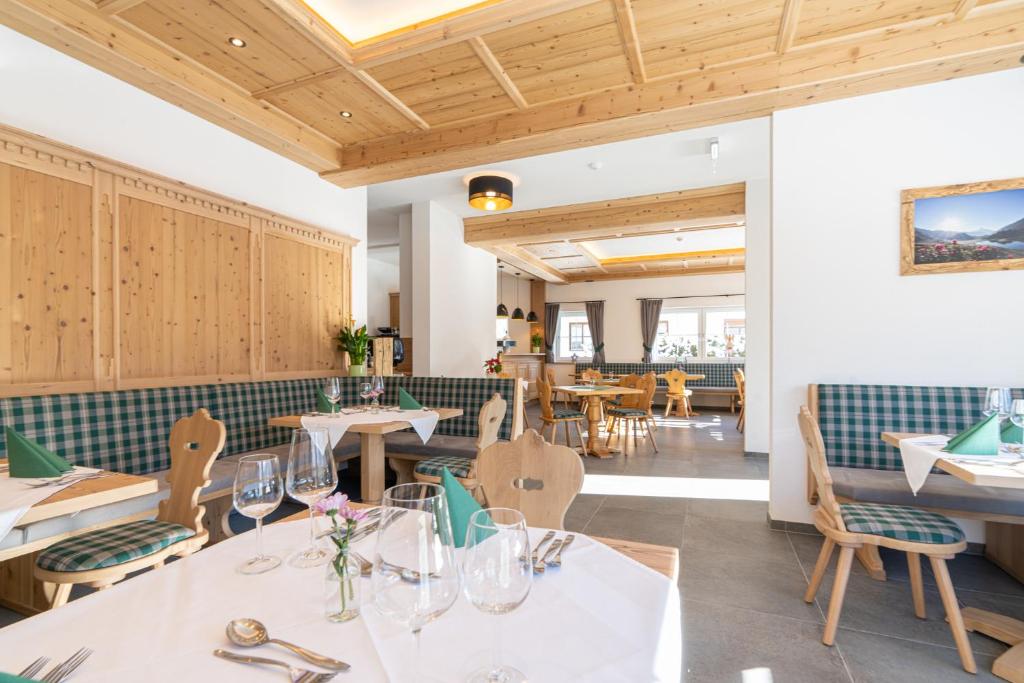 A seating area at Hotel Bergmahd