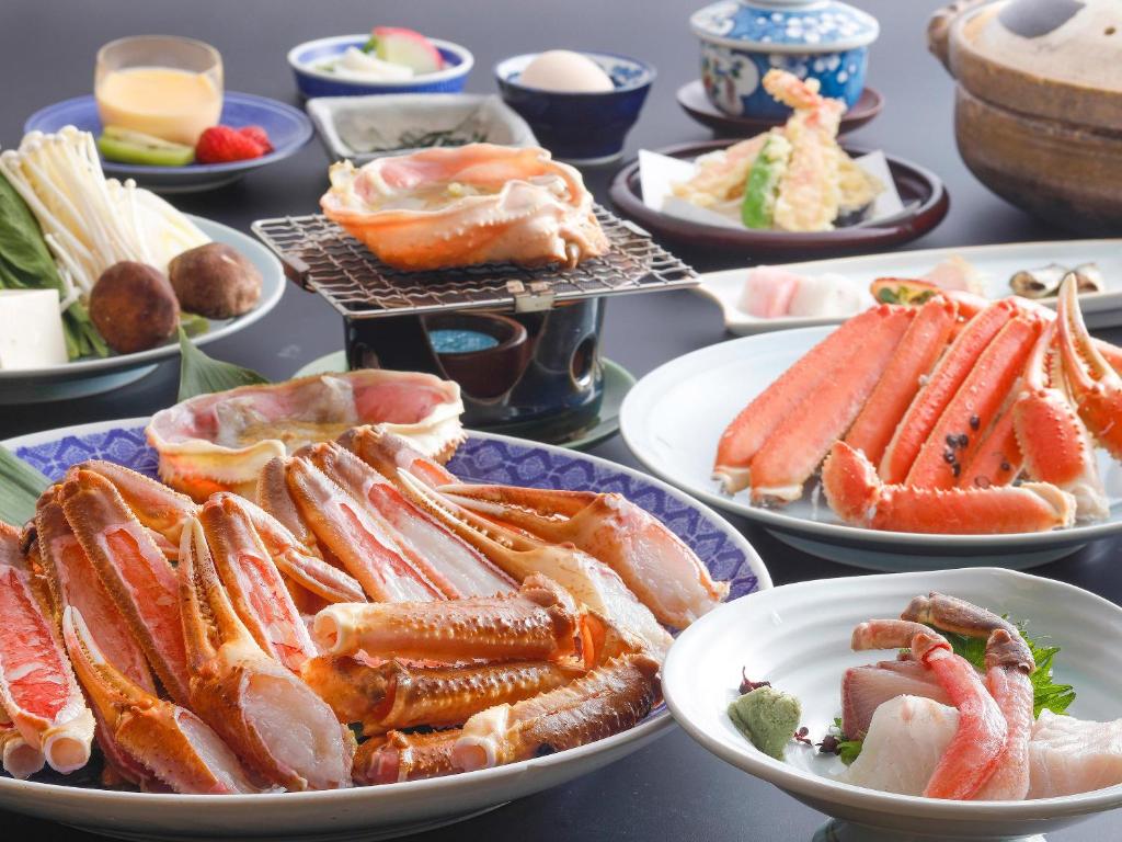 une table recouverte de assiettes de différents types de denrées alimentaires dans l'établissement Seikiro Ryokan Historical Museum Hotel, à Miyazu