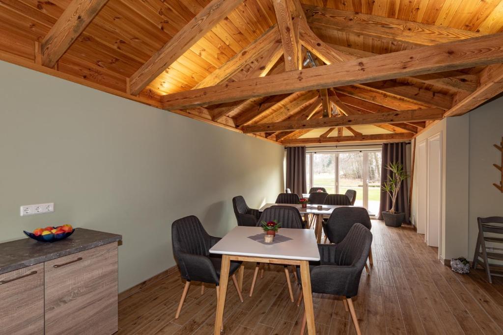 - une salle de réunion avec une table et des chaises dans l'établissement Pension Lukask, à Burg