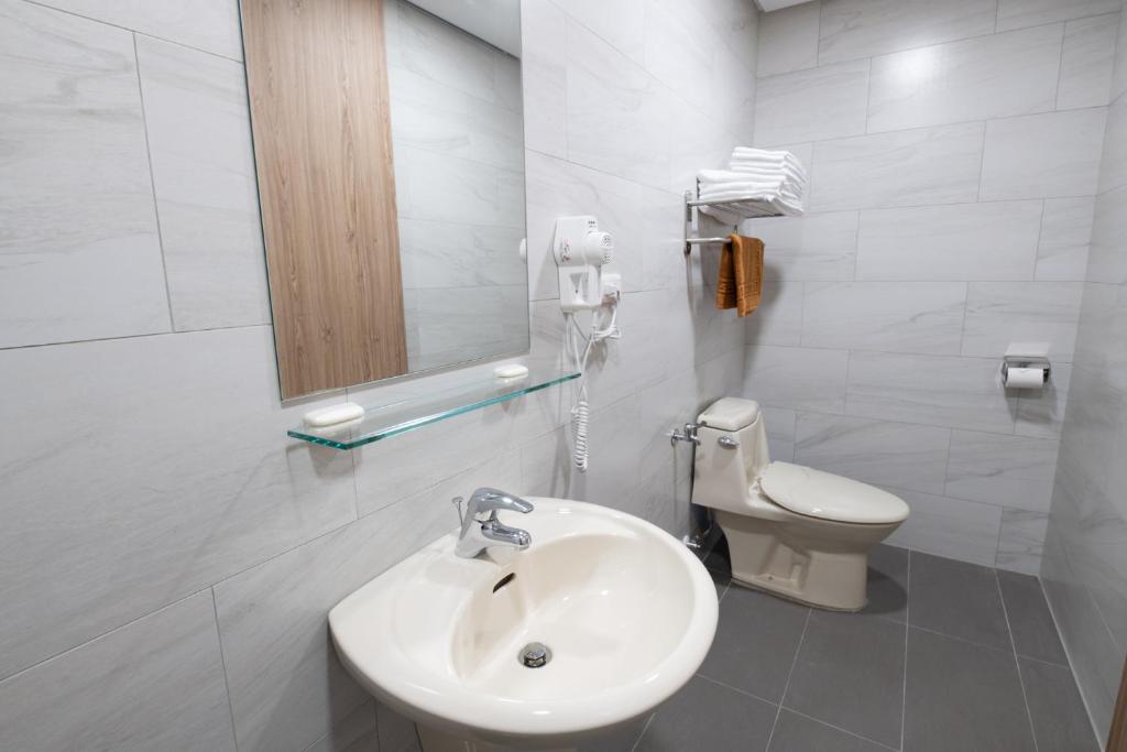 Uma casa de banho em LIANN Hotel
