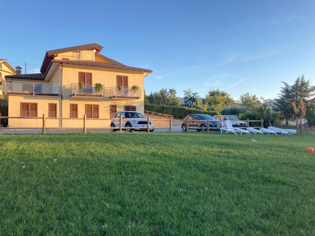 ein Haus mit Autos, die vor einem Hof geparkt sind in der Unterkunft B&B Le Cinque Cime in Viggianello
