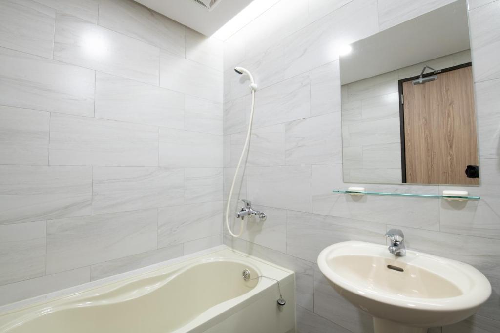 Uma casa de banho em LIANN Hotel