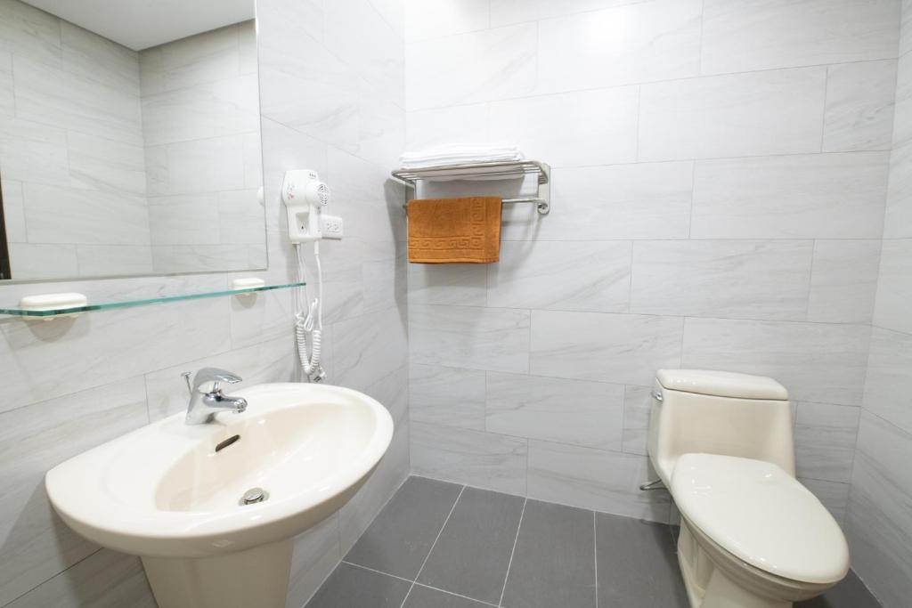 Uma casa de banho em LIANN Hotel