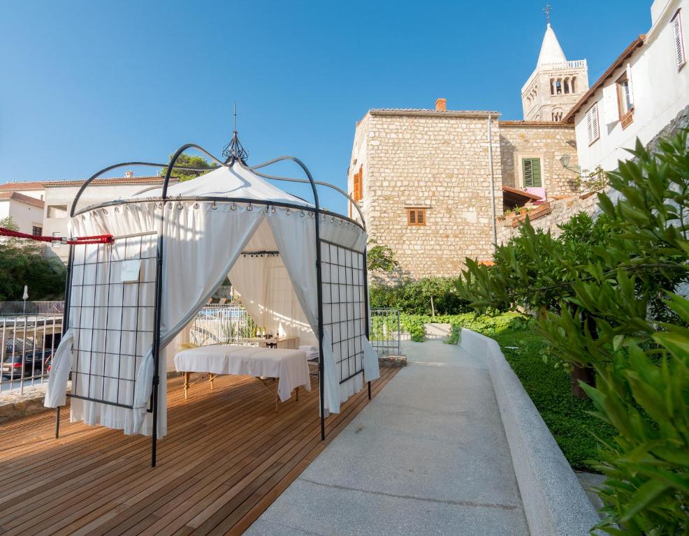 Сад в Arbiana Heritage Hotel