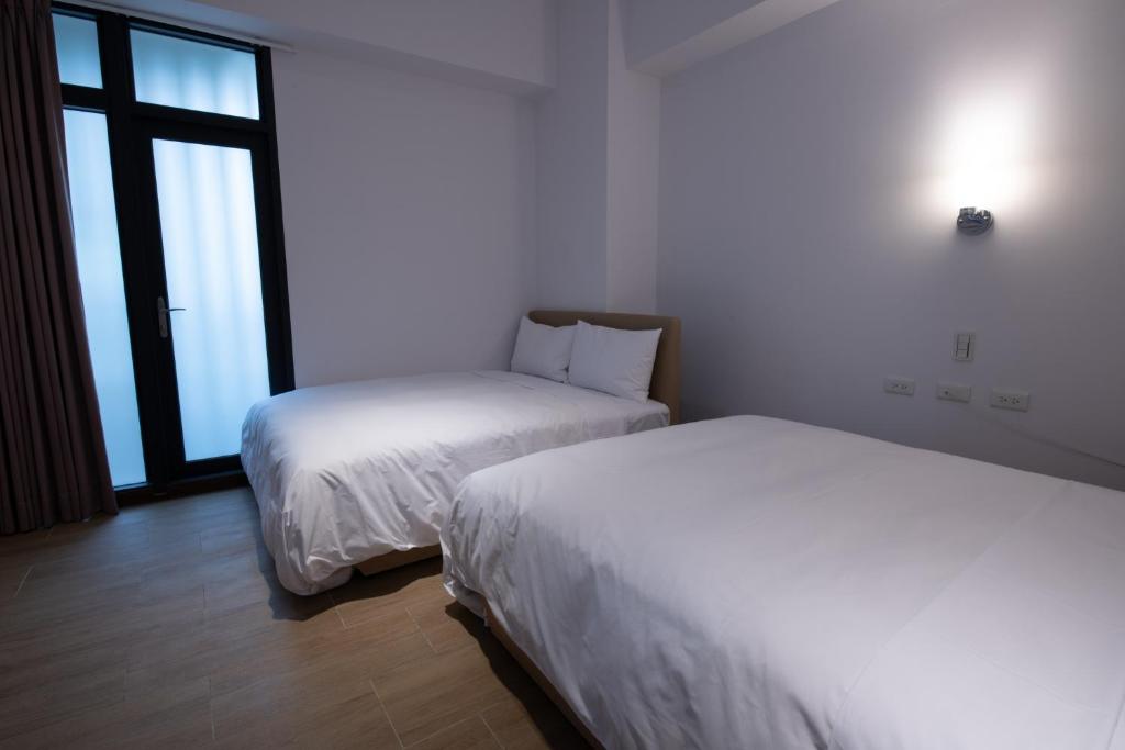 Uma cama ou camas num quarto em LIANN Hotel