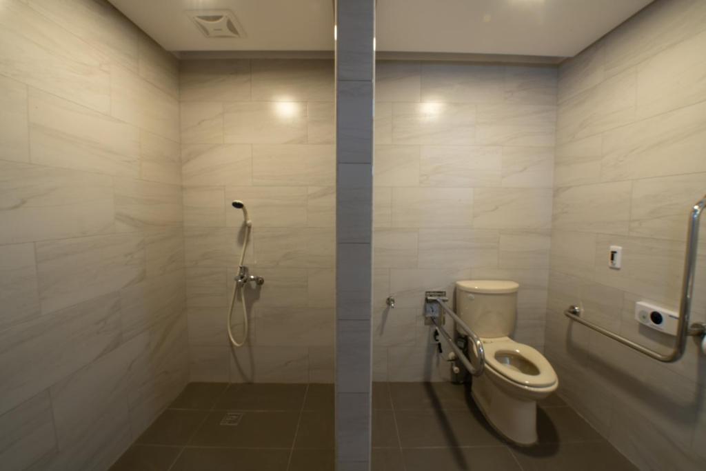 Uma casa de banho em LIANN Hotel