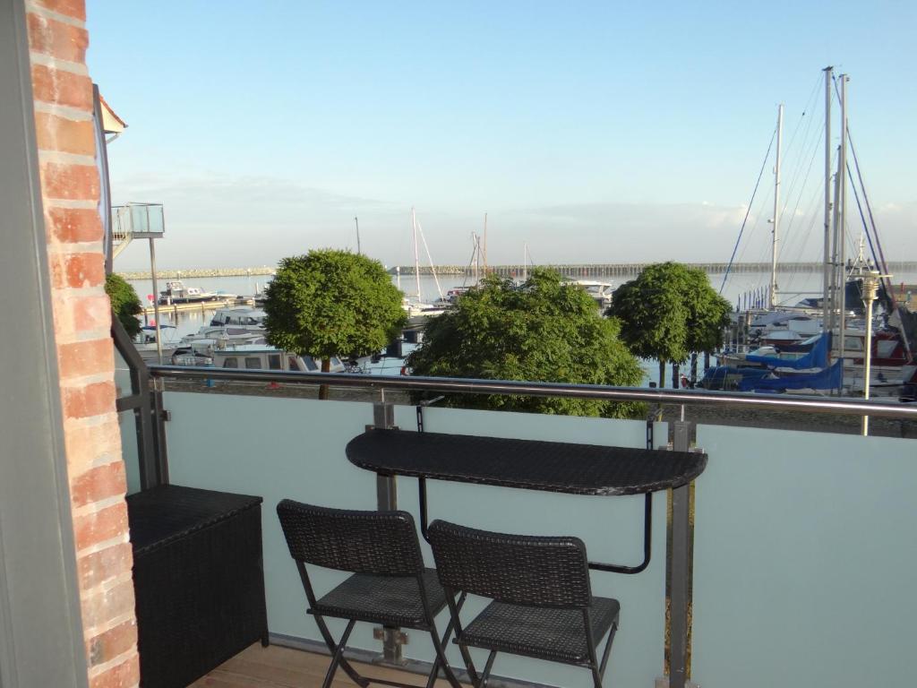 balcone con 2 sedie e vista su un porto turistico di Speicher Residenz Barth E1 App 3 a Barth