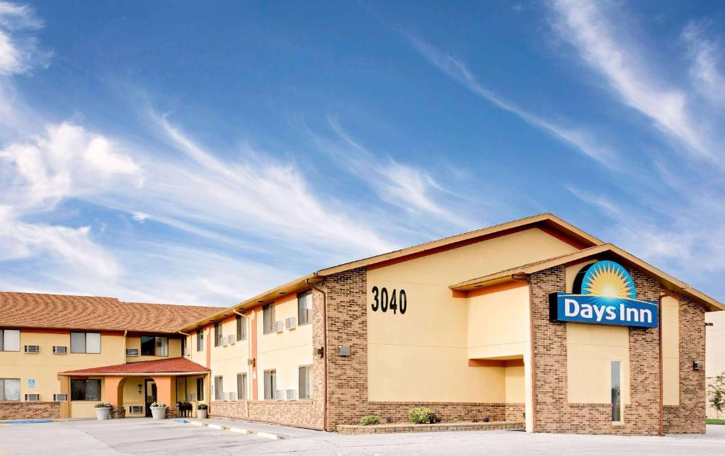 un hotel con un cartel que lee los días posada en Days Inn by Wyndham Fort Dodge, en Fort Dodge