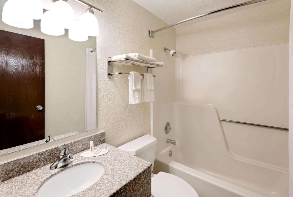Days Inn by Wyndham Fort Dodge - Habitación Con Cama Extragrande - No Fumadores
