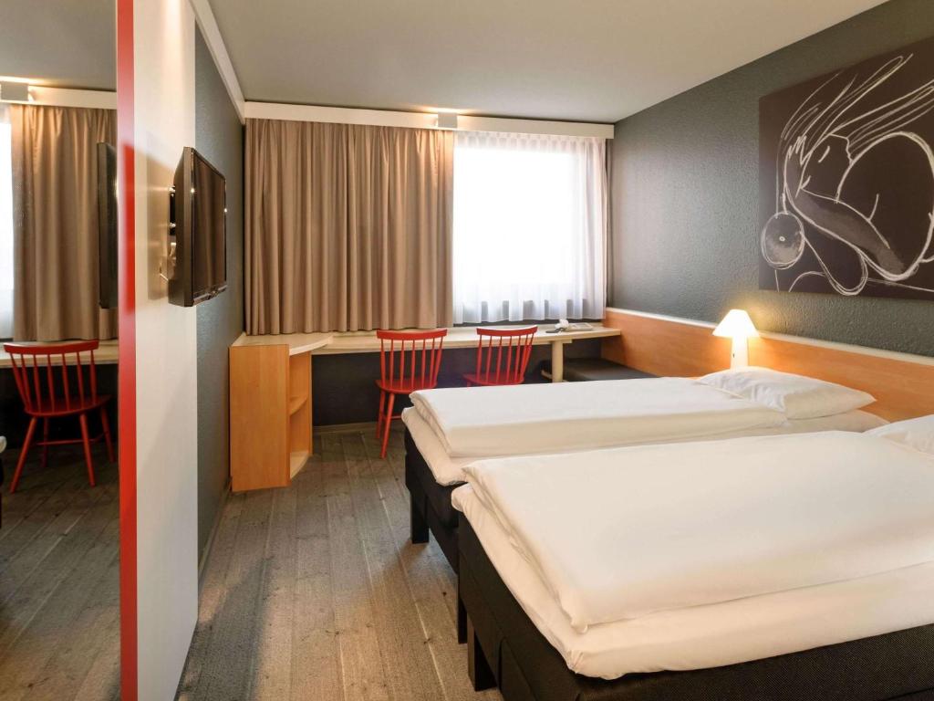 Postel nebo postele na pokoji v ubytování Ibis Wien Mariahilf