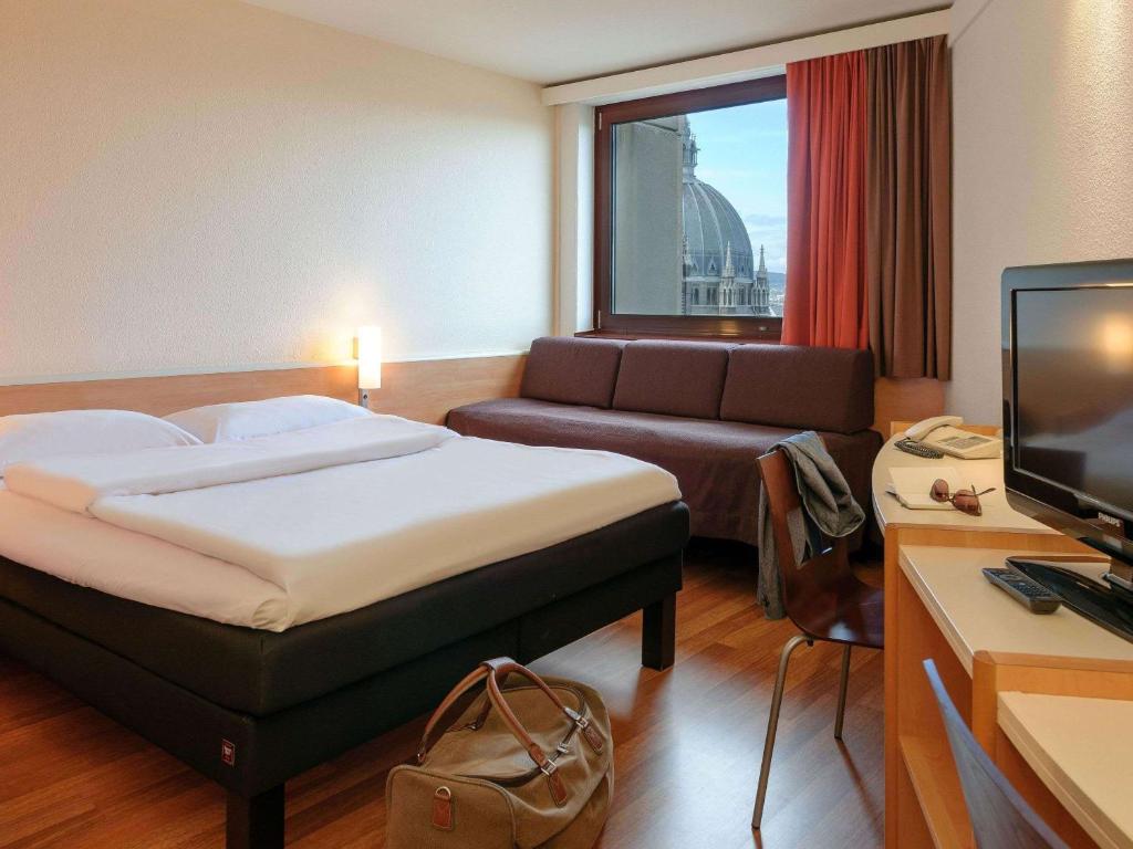 Postel nebo postele na pokoji v ubytování Ibis Wien Mariahilf