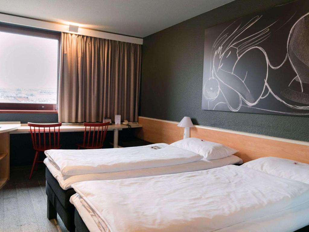 Postel nebo postele na pokoji v ubytování Ibis Wien Mariahilf