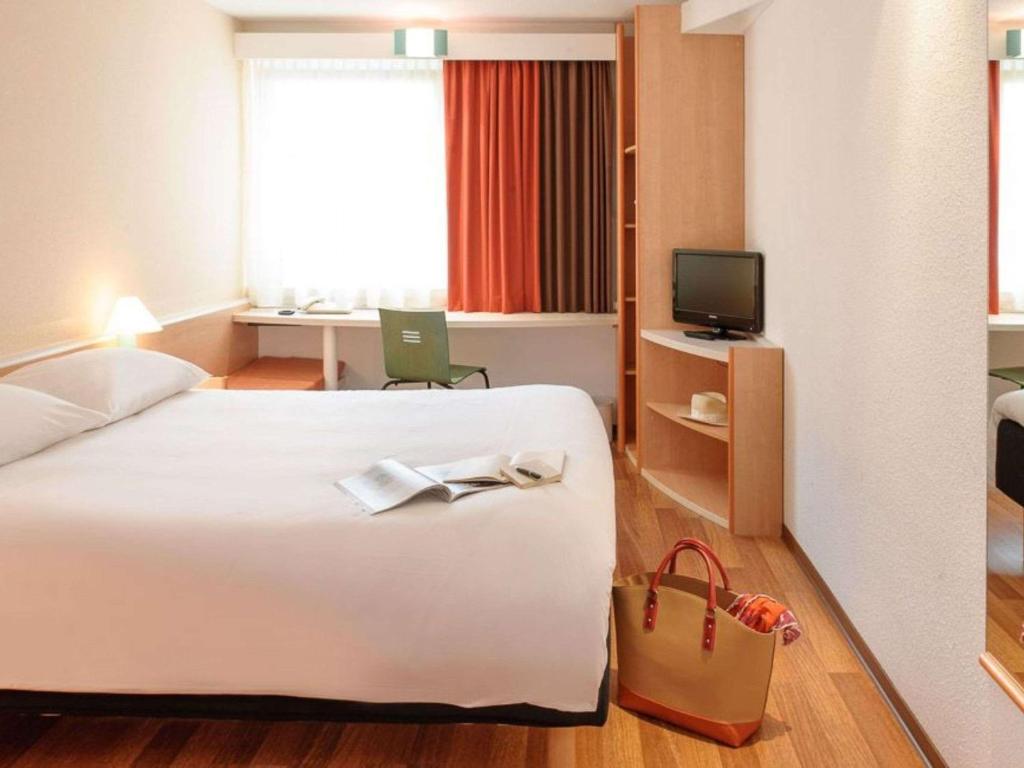 Postel nebo postele na pokoji v ubytování Ibis Wien Mariahilf