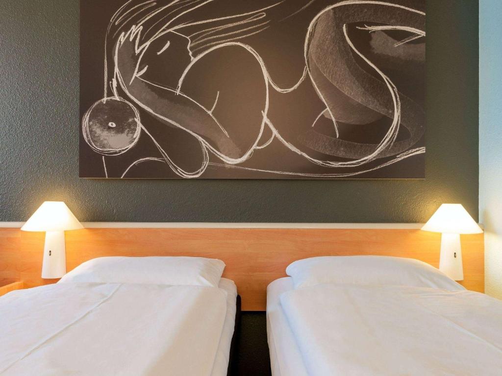Postel nebo postele na pokoji v ubytování Ibis Wien Mariahilf